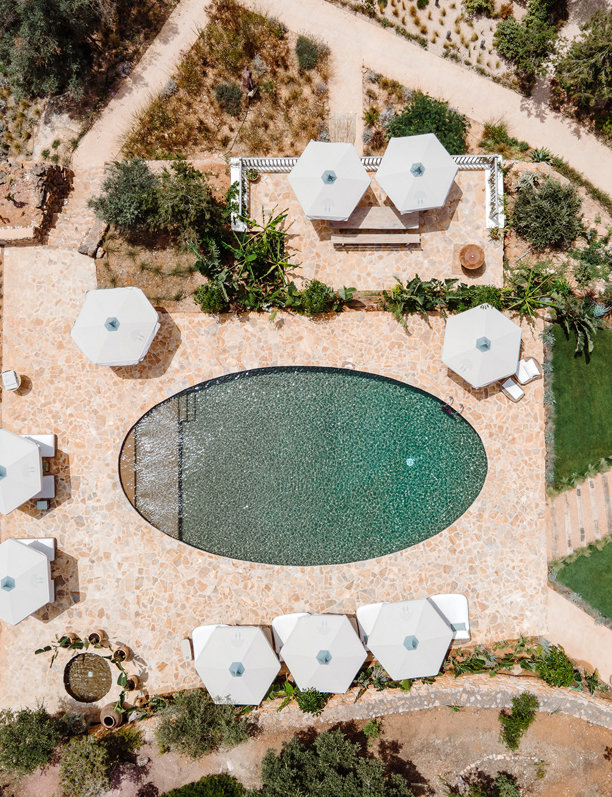 ¿Sabías que las mejores piscinas del mundo se hacen en Ibiza? Y todo gracias a un cemento especial